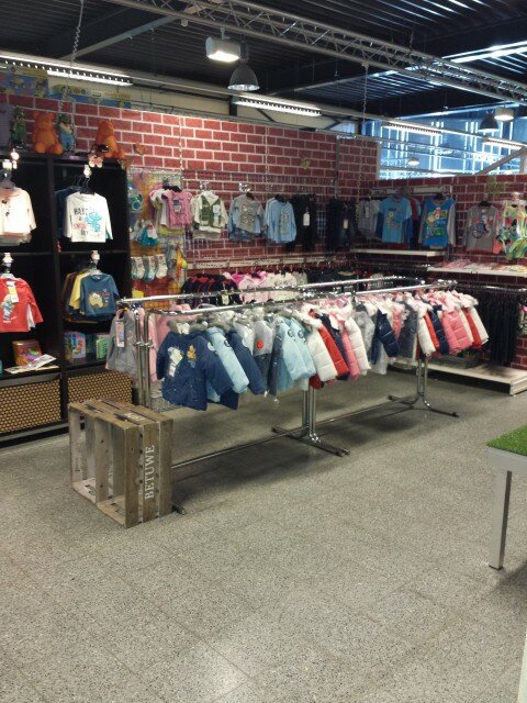 Broeken + t-shirts voor jongens en meisjes maar ook baby kleertjes